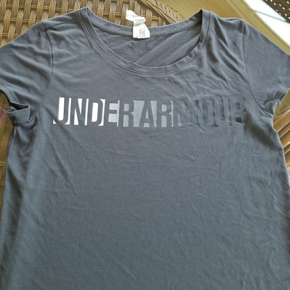 LADIES UNDER ARMOUR T- SHIRT